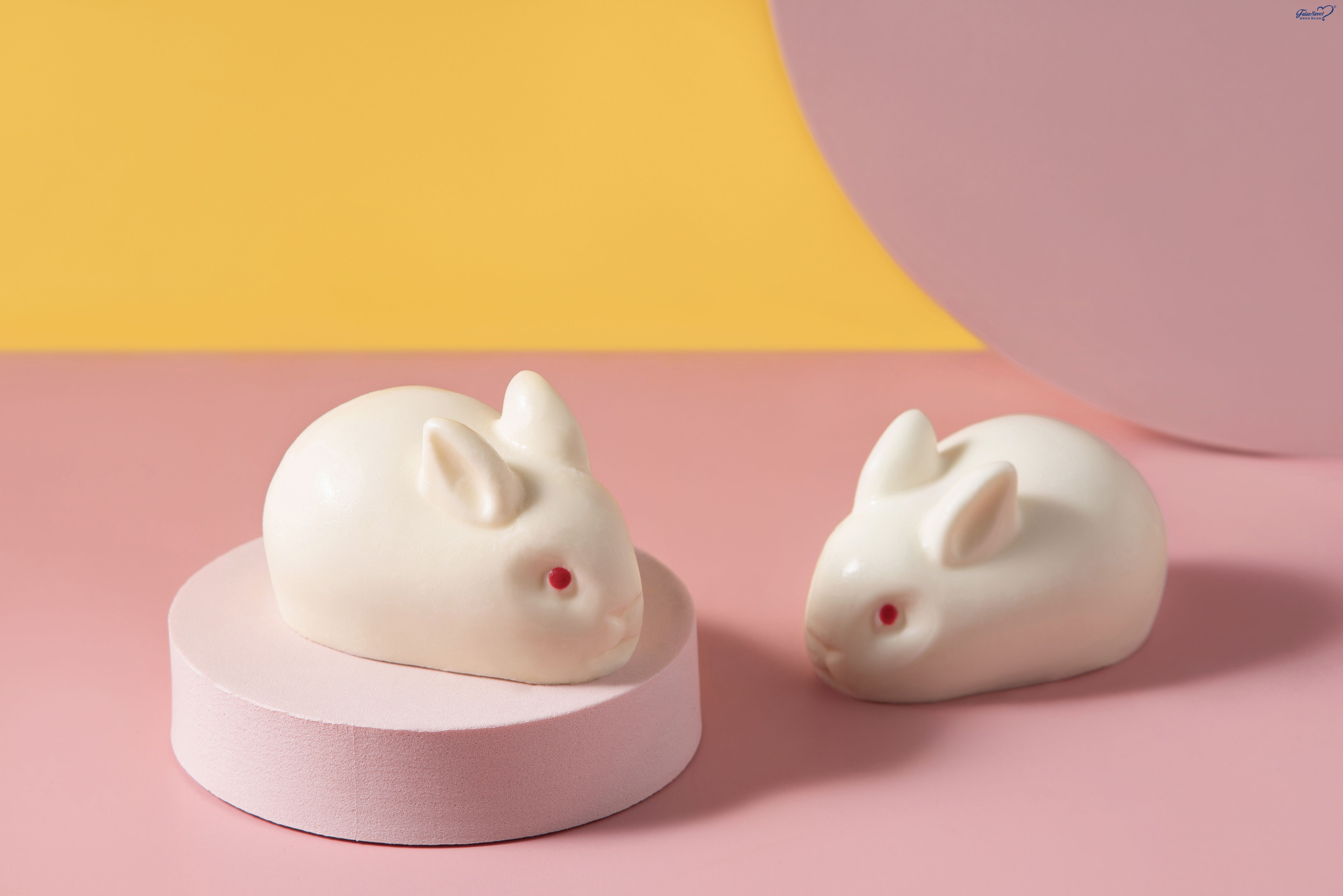 Pear & White Chocolate Jade Rabbit Mousse Cake