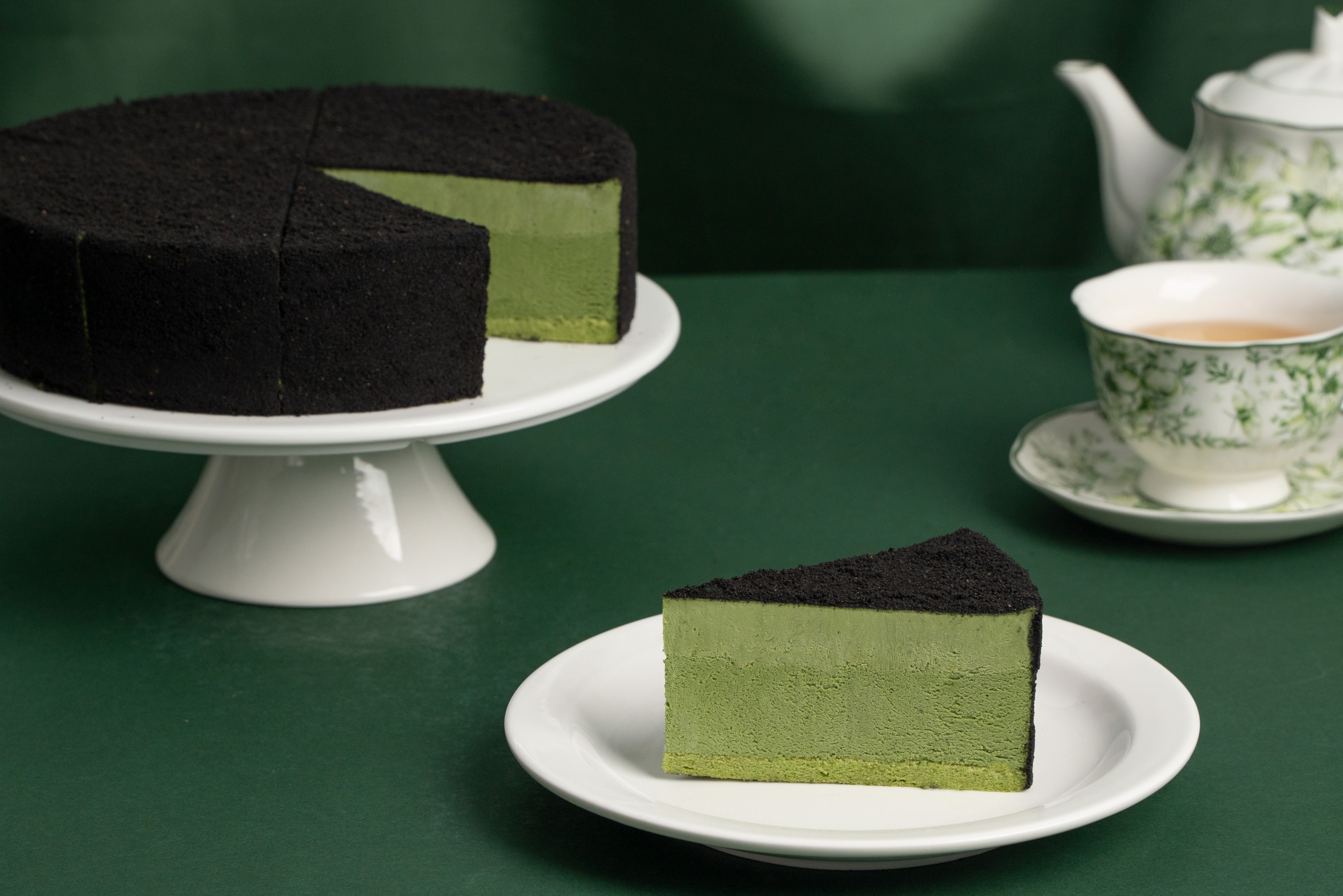 Fekete szarvasgomb&aacute;s Matcha Mousse torta