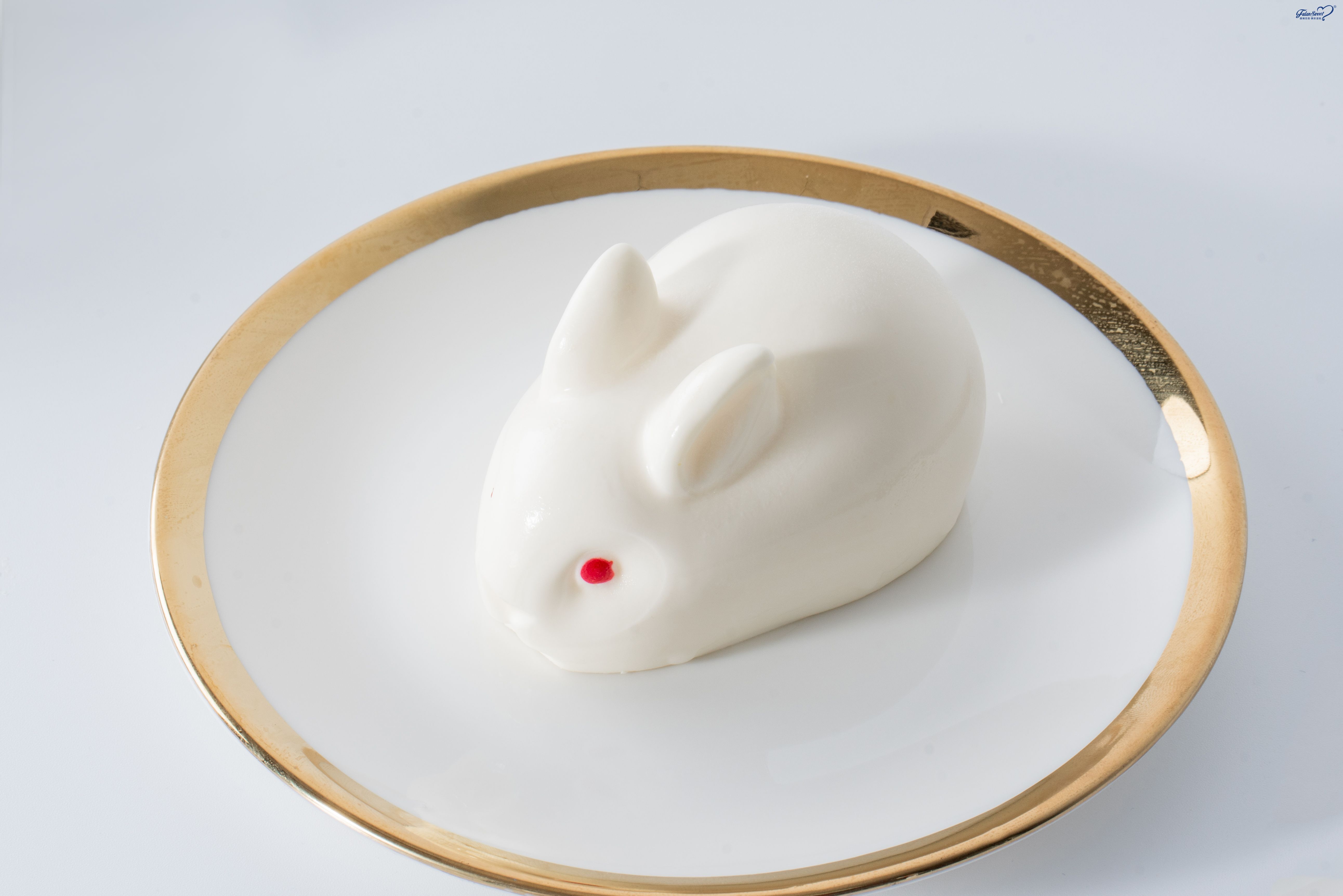 Pear & White Chocolate Jade Rabbit Mousse Cake