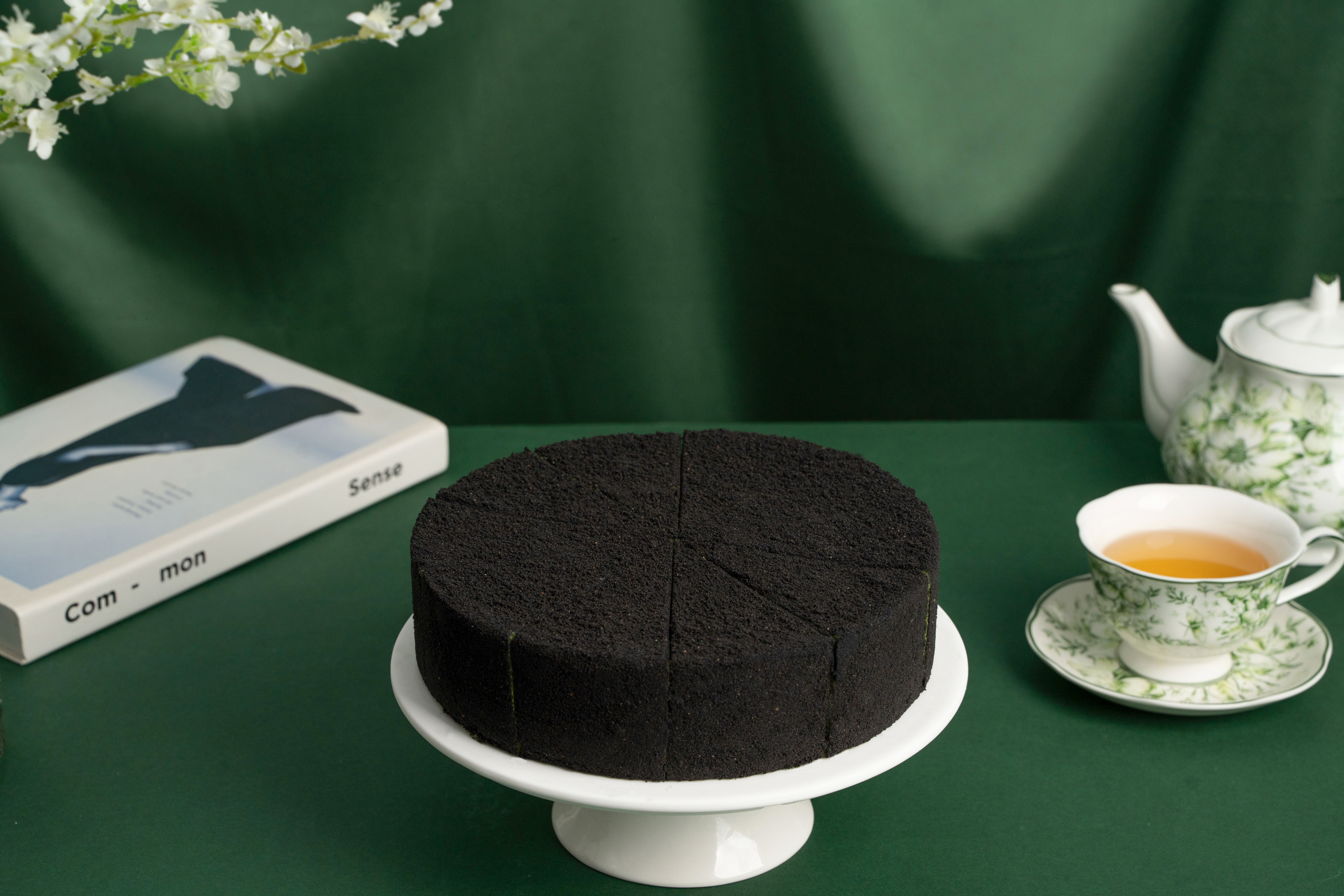 Fekete szarvasgomb&aacute;s Matcha Mousse torta