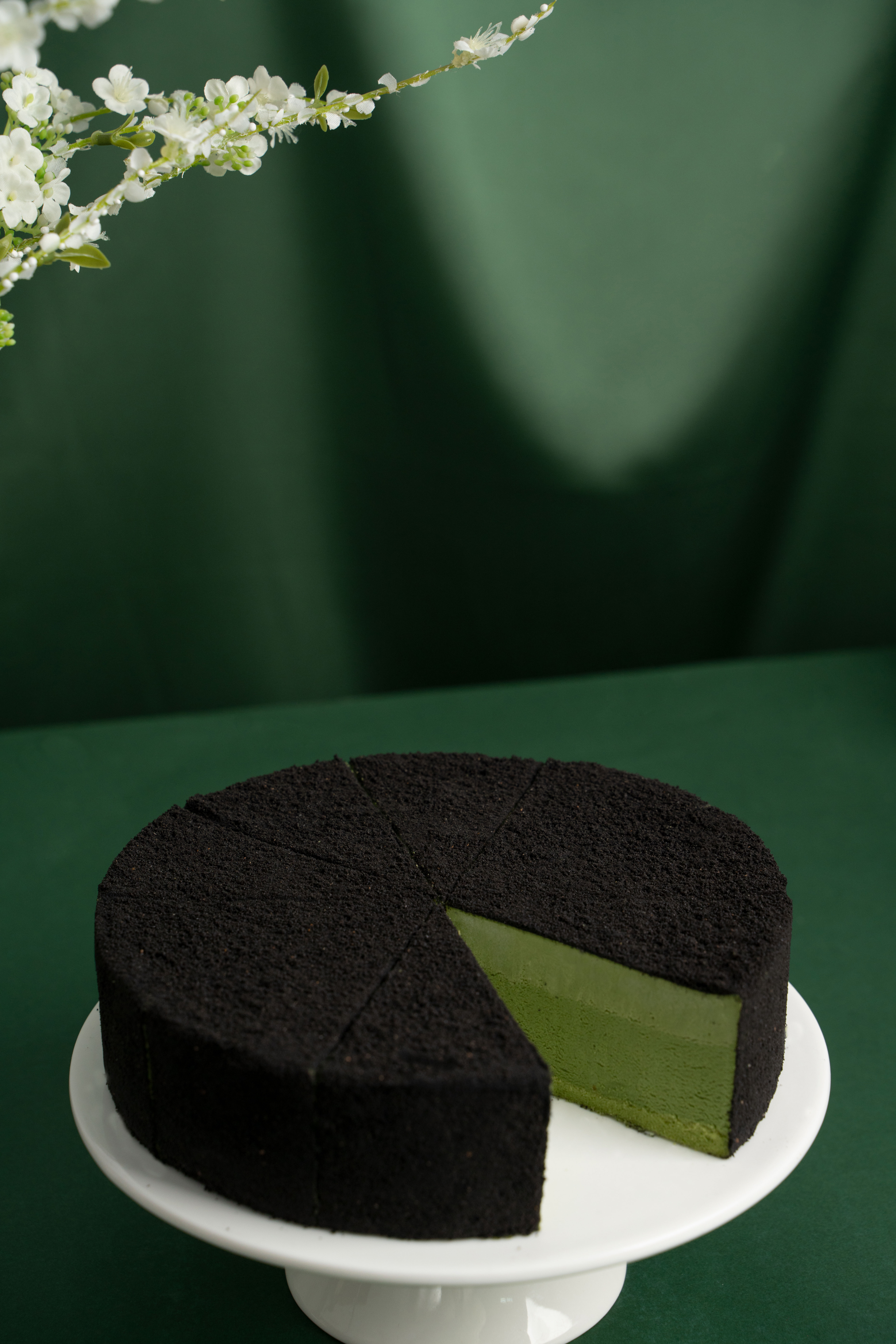 Fekete szarvasgomb&aacute;s Matcha Mousse torta