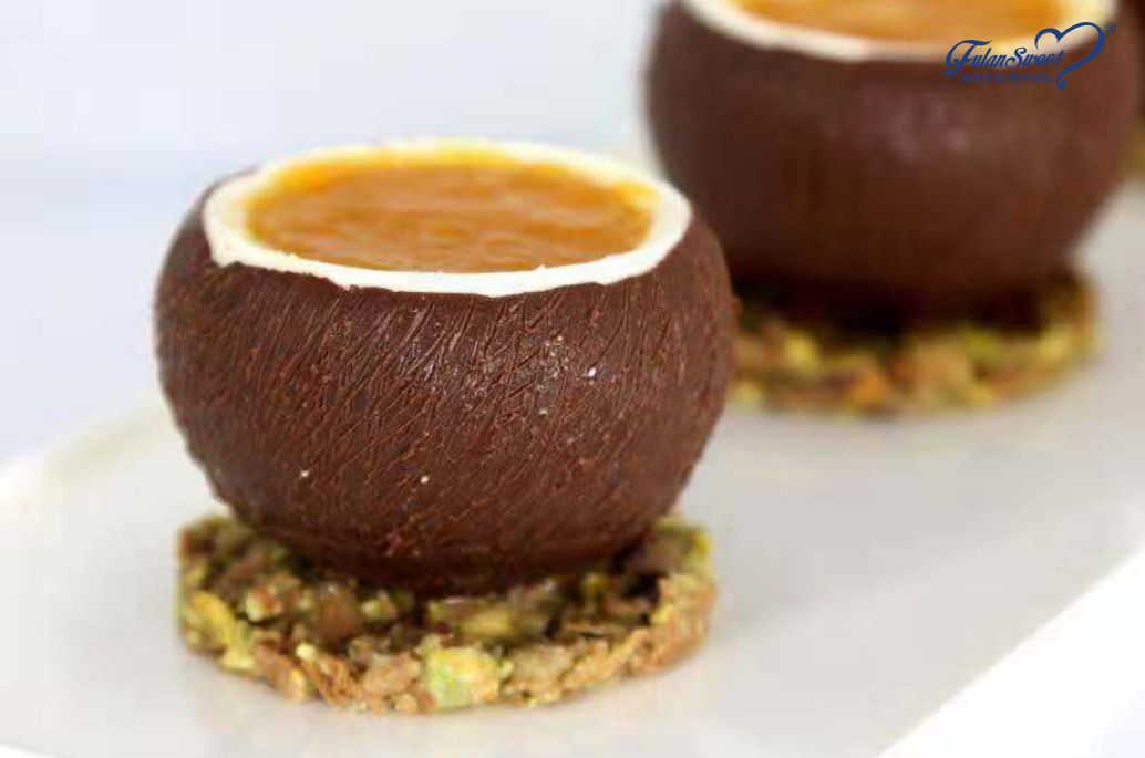 नारियल फल के आकार का मूस केक